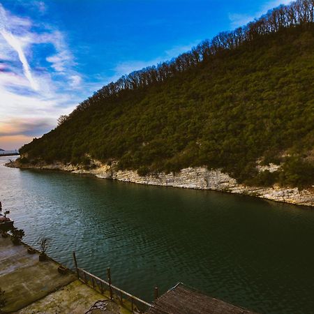 Hill River Hotel Ава Екстериор снимка