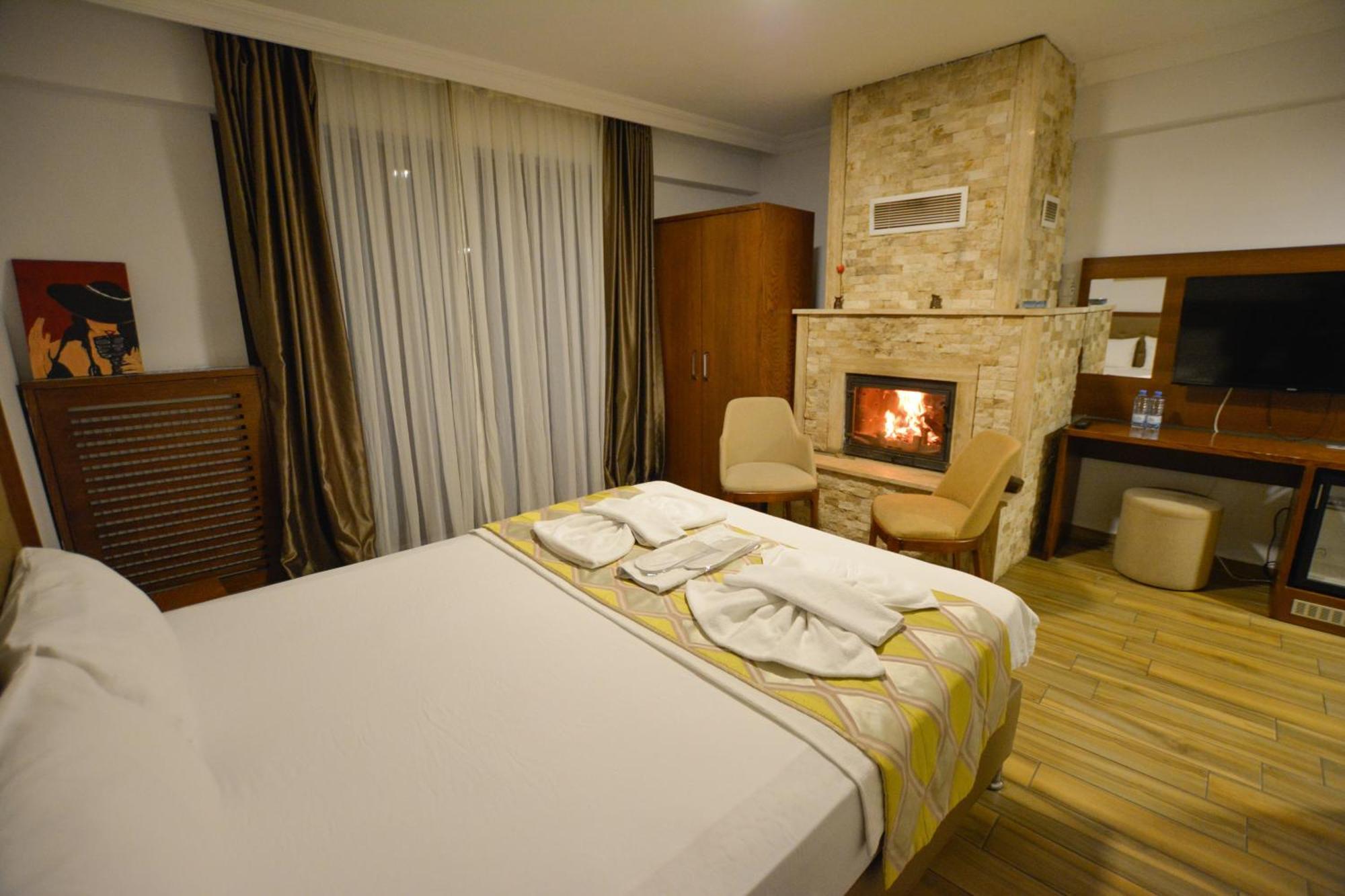 Hill River Hotel Ава Екстериор снимка