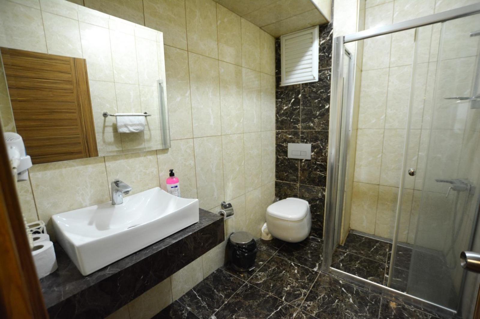 Hill River Hotel Ава Екстериор снимка