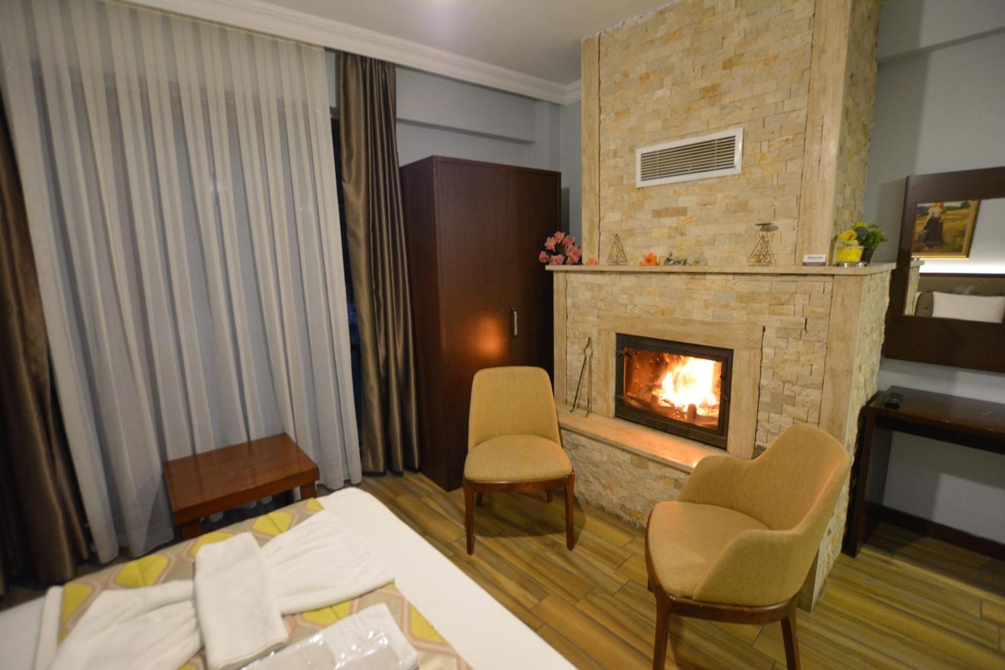 Hill River Hotel Ава Екстериор снимка