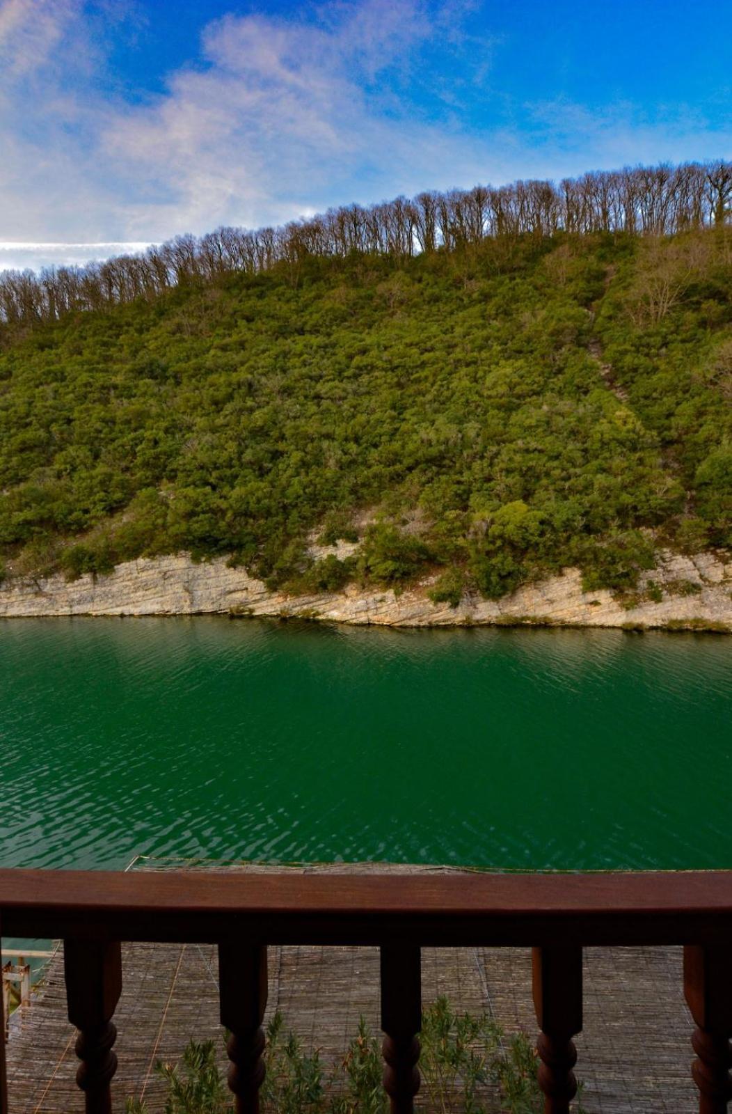 Hill River Hotel Ава Екстериор снимка