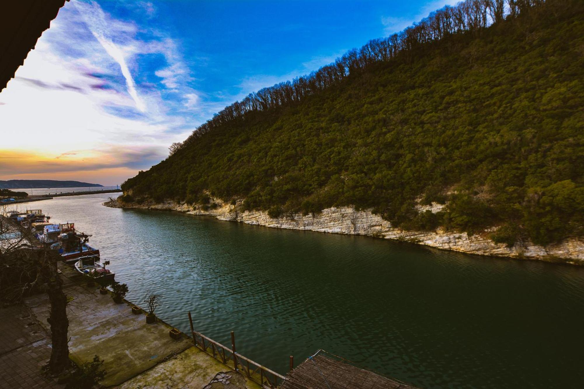Hill River Hotel Ава Екстериор снимка