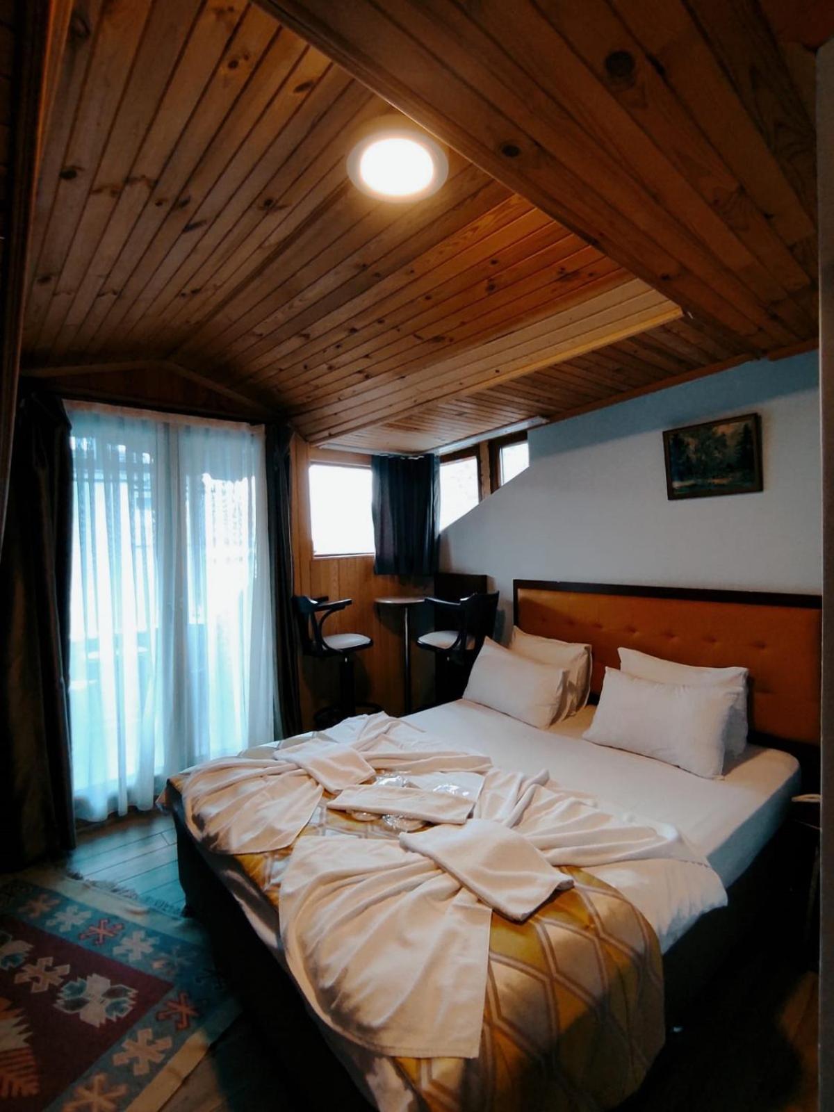 Hill River Hotel Ава Екстериор снимка
