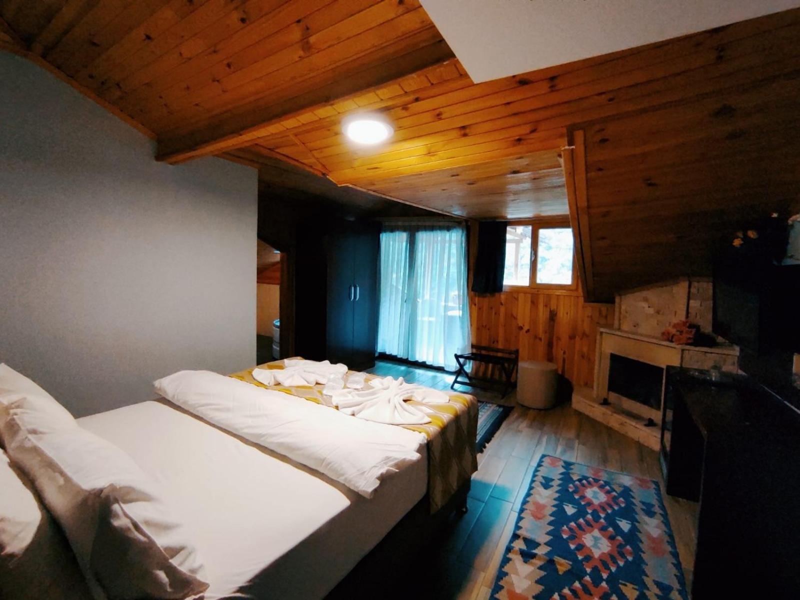 Hill River Hotel Ава Екстериор снимка