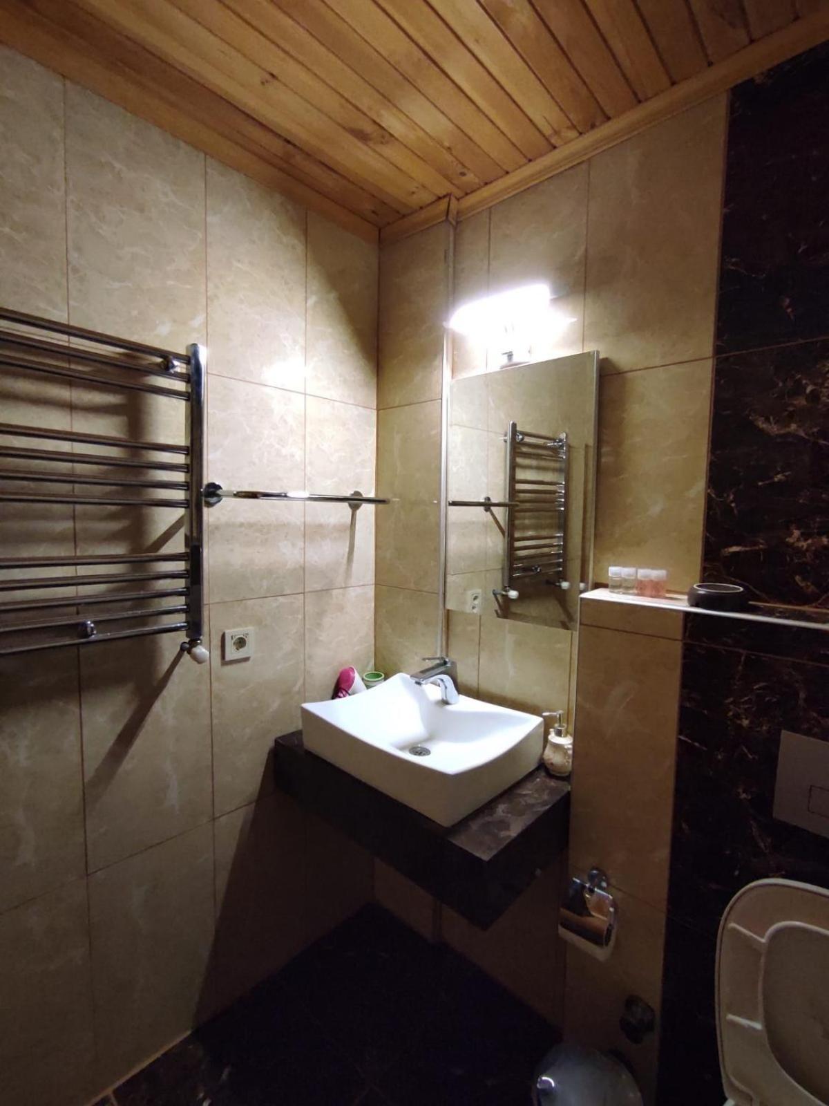 Hill River Hotel Ава Екстериор снимка