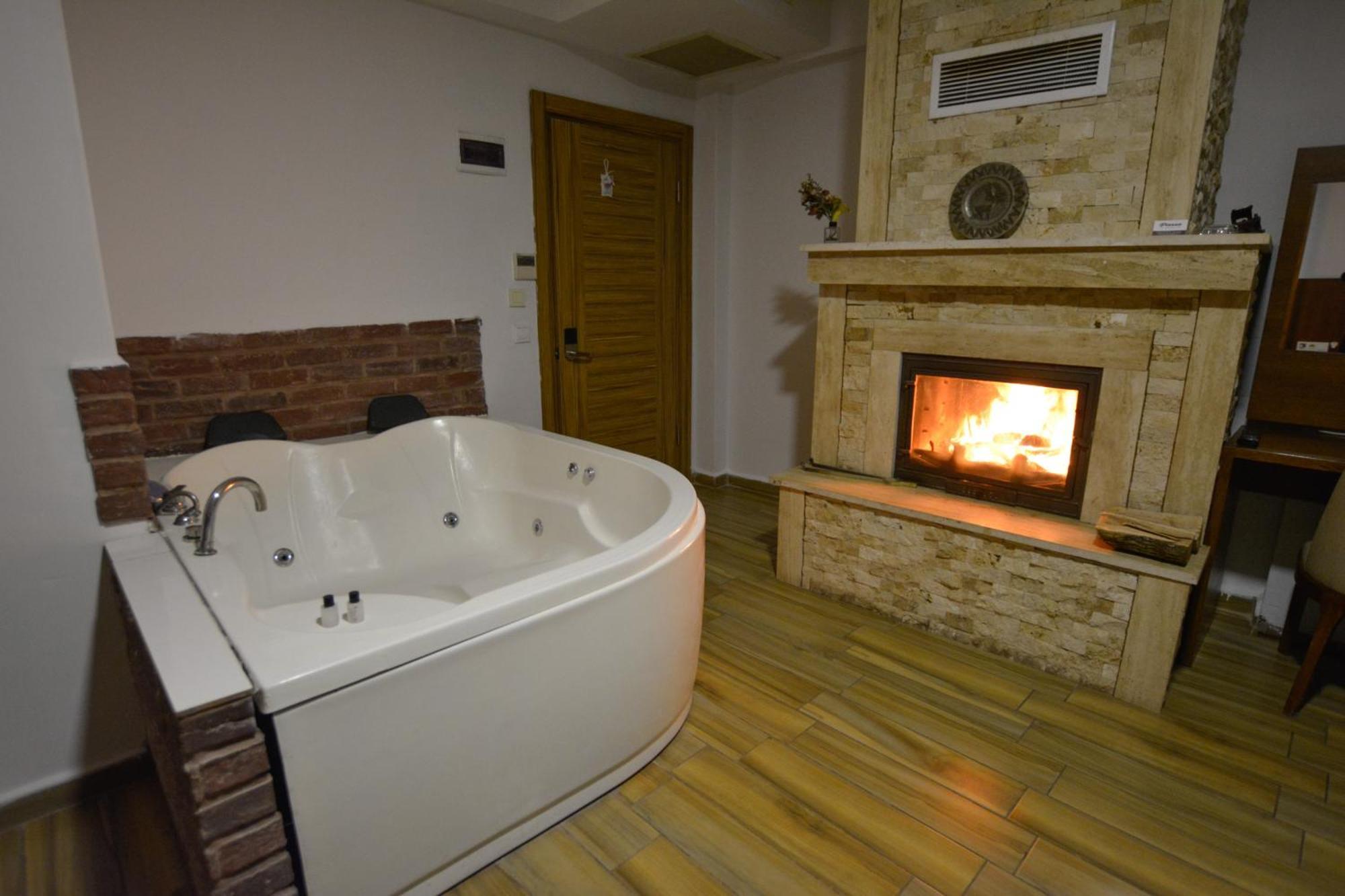 Hill River Hotel Ава Екстериор снимка