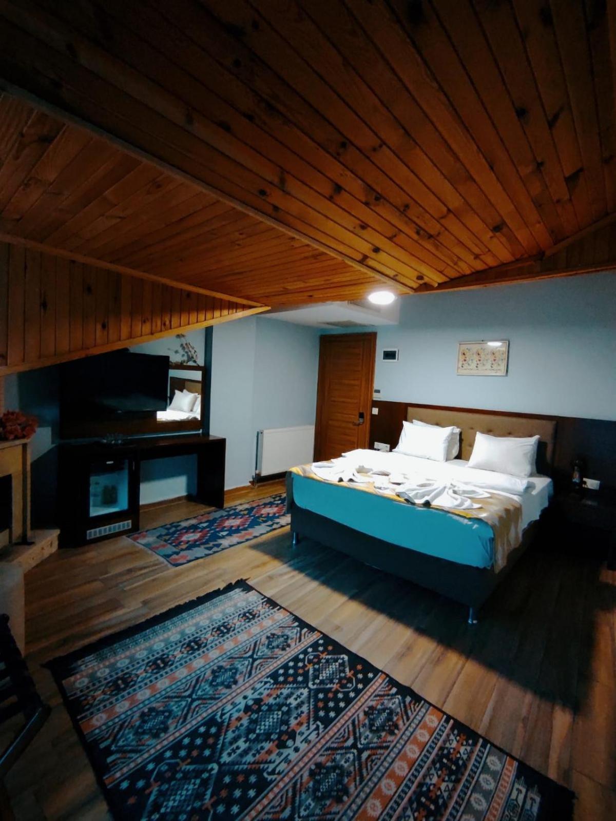 Hill River Hotel Ава Екстериор снимка