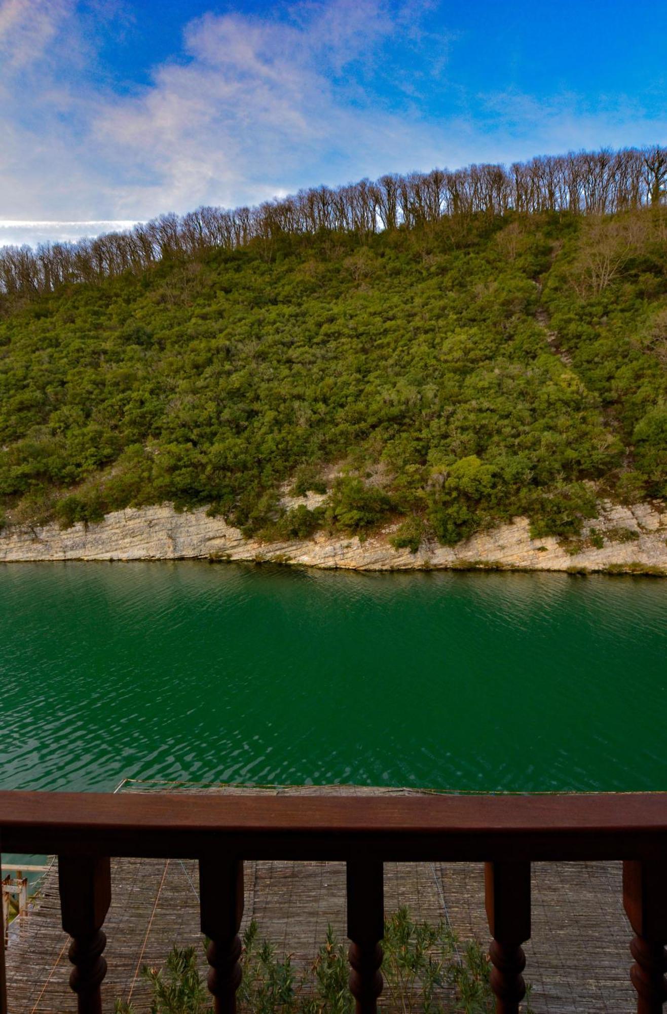 Hill River Hotel Ава Екстериор снимка