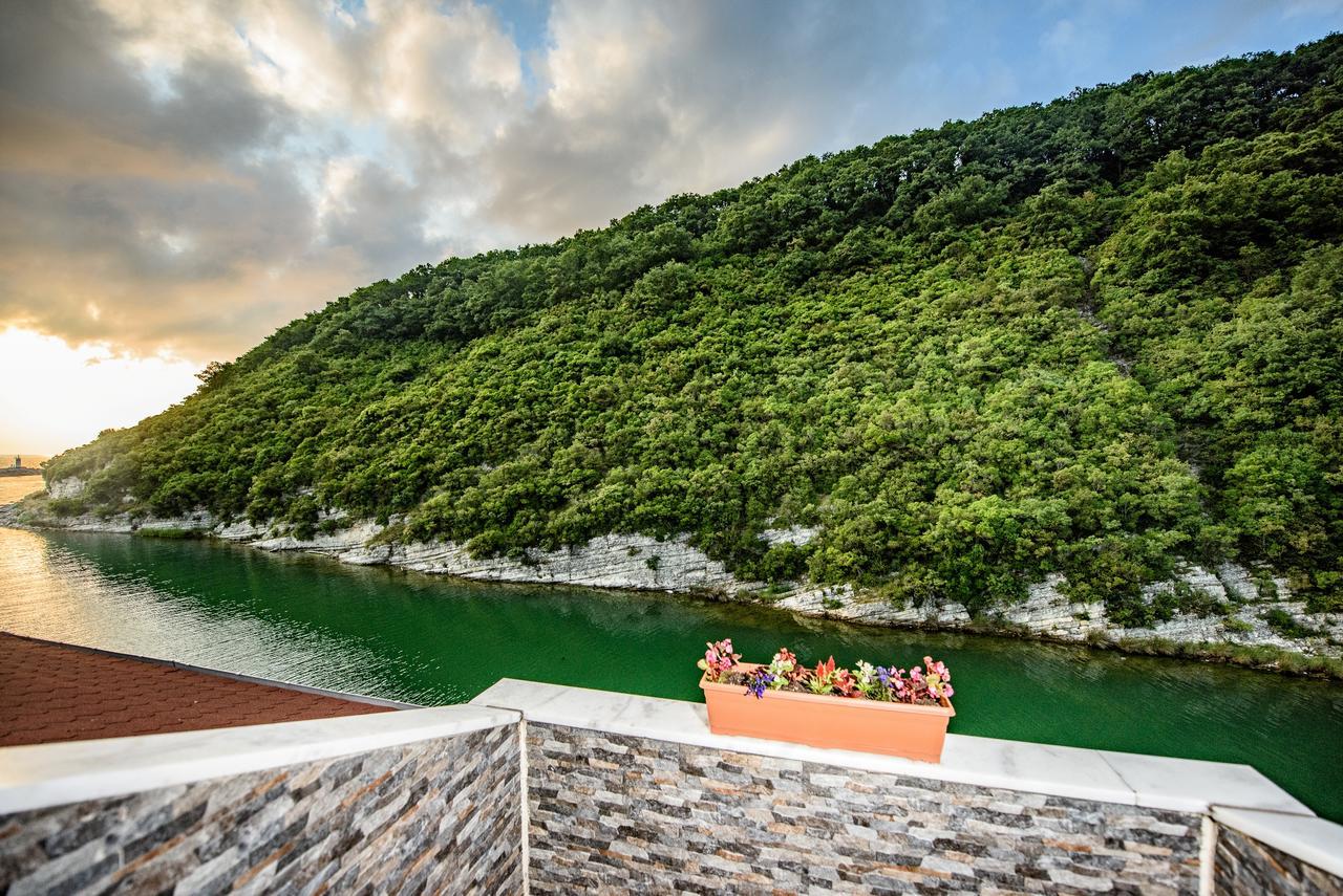 Hill River Hotel Ава Екстериор снимка