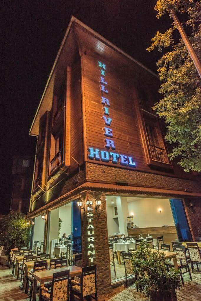 Hill River Hotel Ава Екстериор снимка