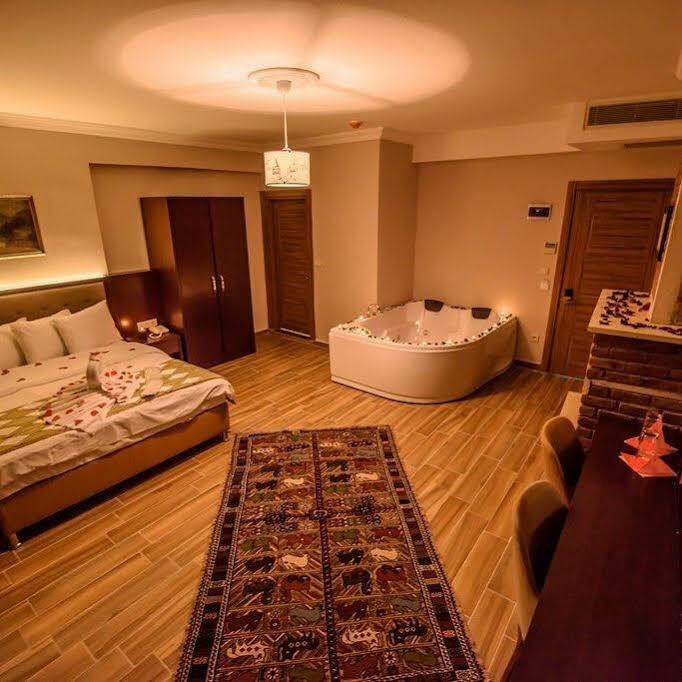 Hill River Hotel Ава Екстериор снимка