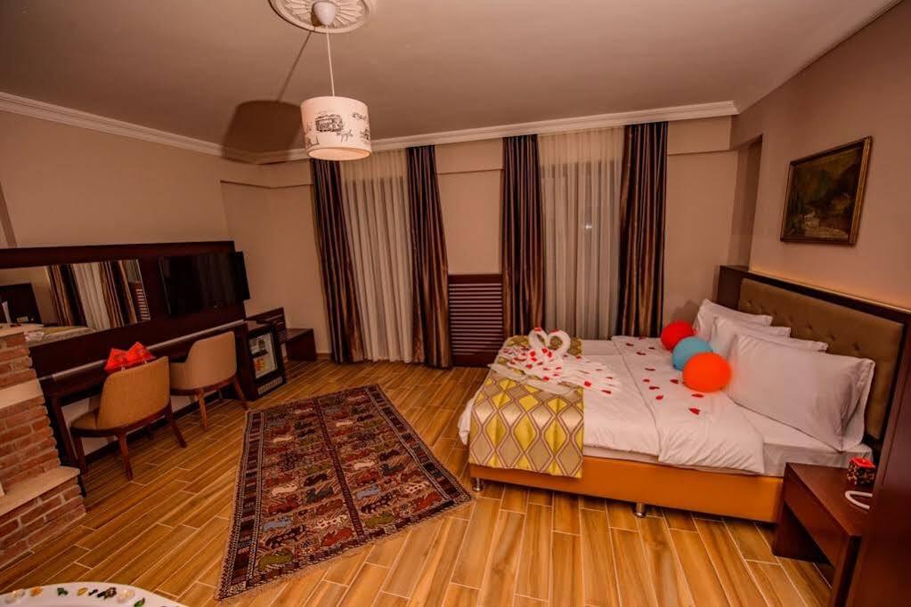 Hill River Hotel Ава Екстериор снимка